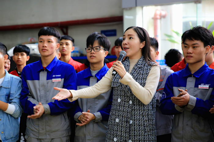 学院 覃晓娜 老师领唱《我和我的祖国》