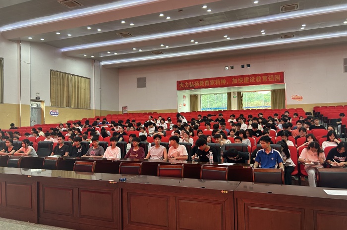 学生会干部认真听课.jpg