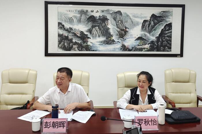 专家听取汇报.jpg