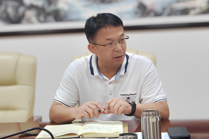 赖国秋书记听取汇报.png