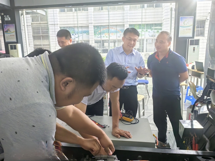 院长与柳汽专家交流_副本.jpg