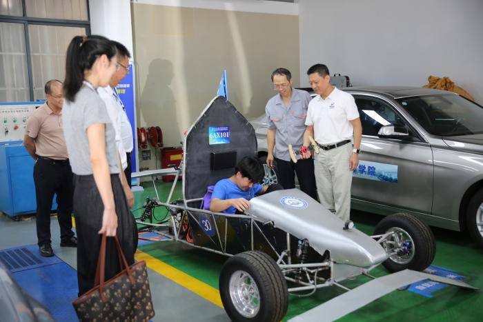 忻城县职业技术学校学生体验我院实训设备1.jpg
