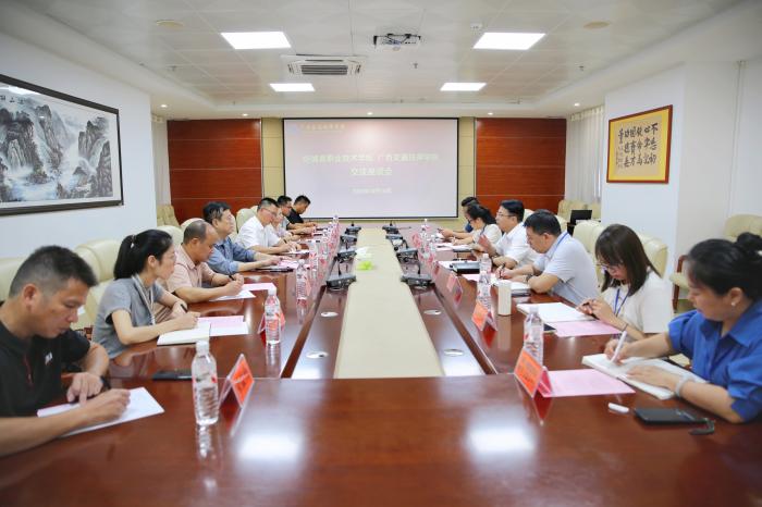 座谈会现场1.jpg